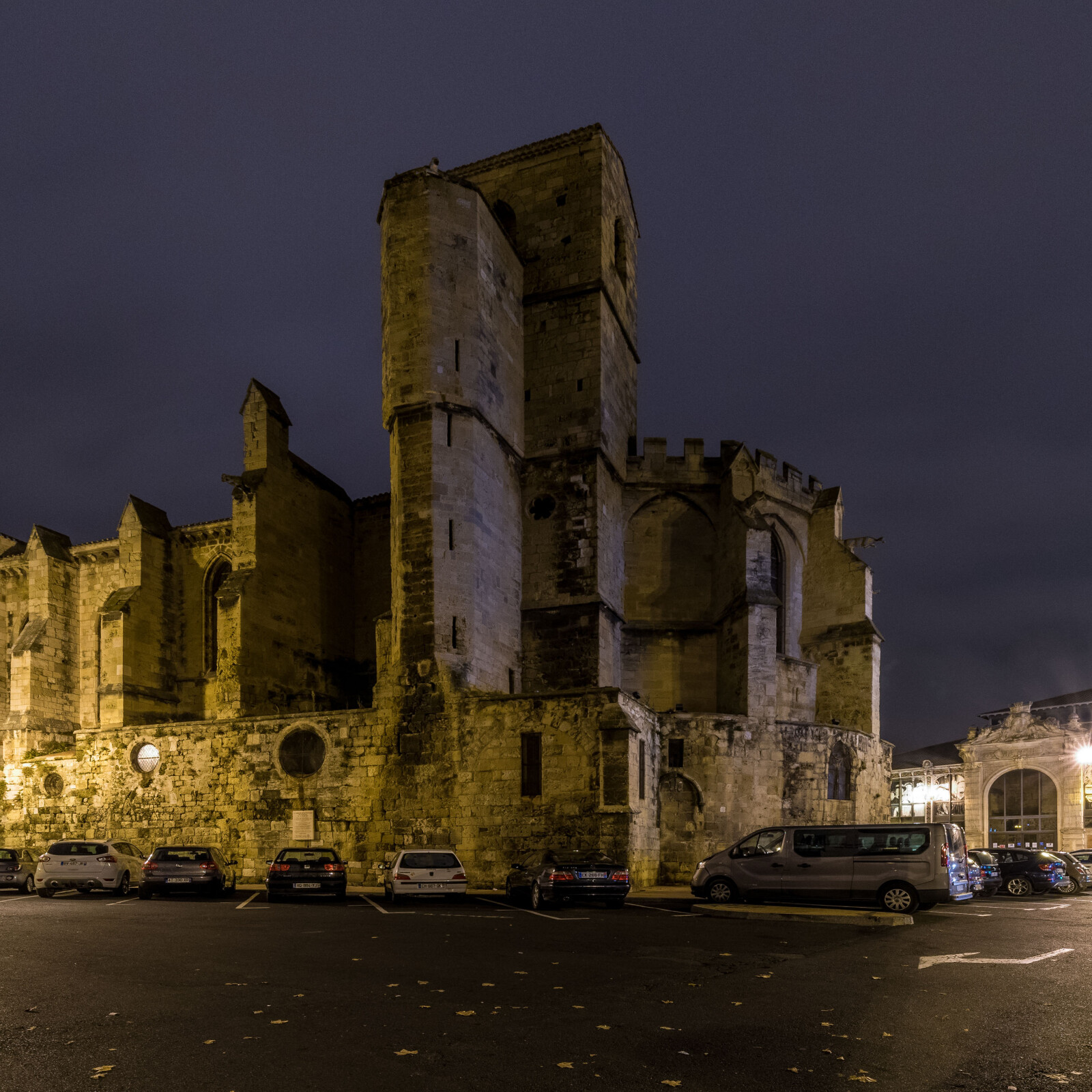Narbonne - ehem. Kirche Notre Dame de Lamourguier; re. Markthalle