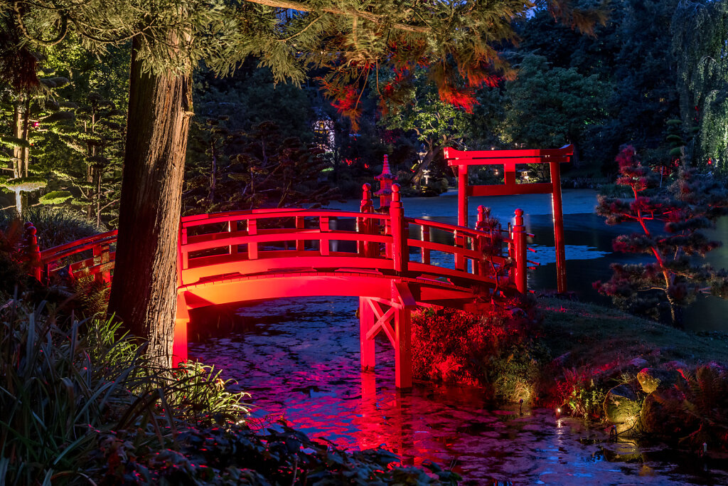 Rote Brücke, Zugang zu den beiden Paradiesinseln